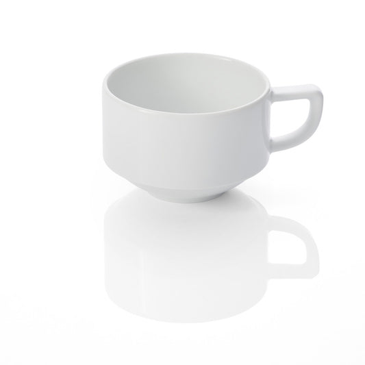 Weiße Tasse auf reflektierender Oberfläche.