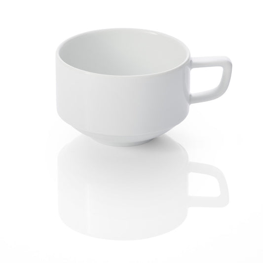 Weiße Tasse auf reflektierender Oberfläche.