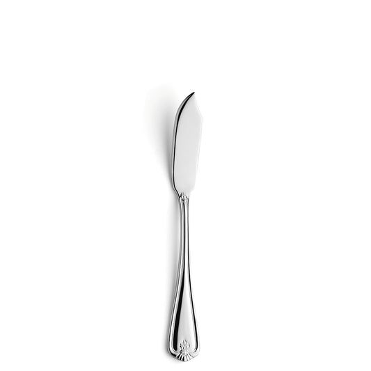 Silbernes Buttermesser auf weißem Hintergrund.