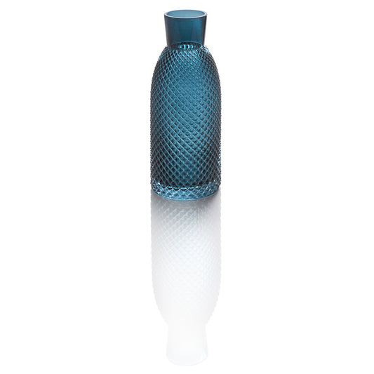 Blaues Glasgefäß auf reflektierender Oberfläche.