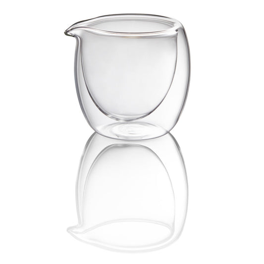 Transparente Kanne auf reflektierender Oberfläche.