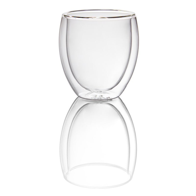 Leeres Wasserglas auf weißem Hintergrund