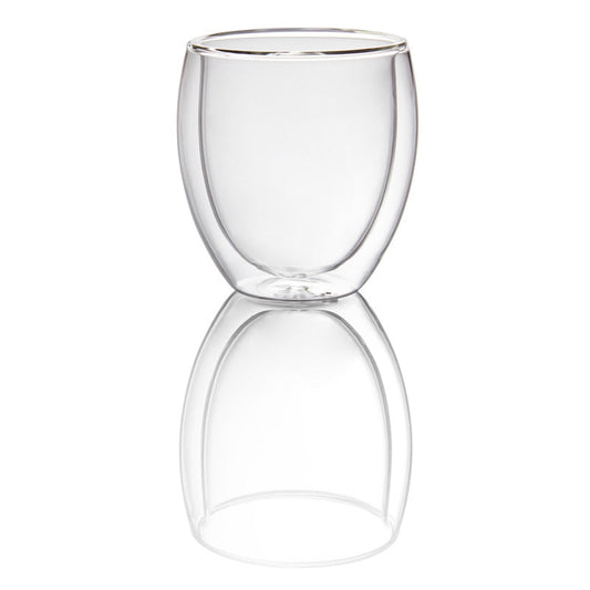 Leeres Wasserglas auf weißem Hintergrund