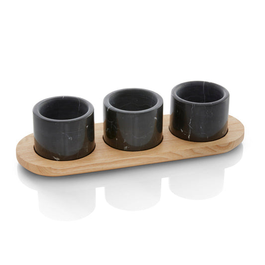 Kaffeetassen auf Holztablett