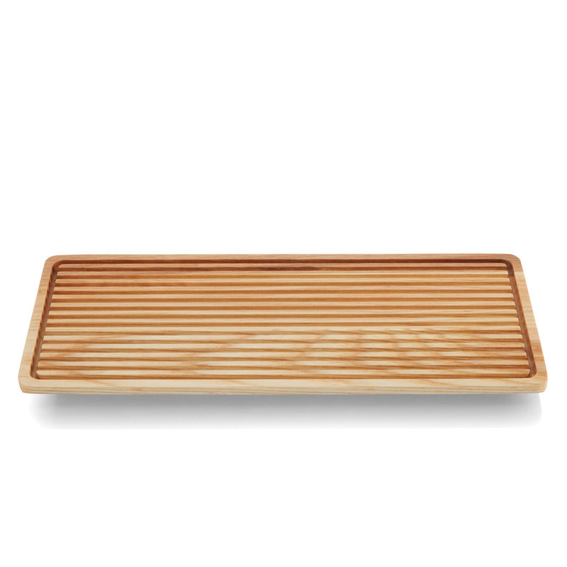 Holztablett mit Rillenmuster.