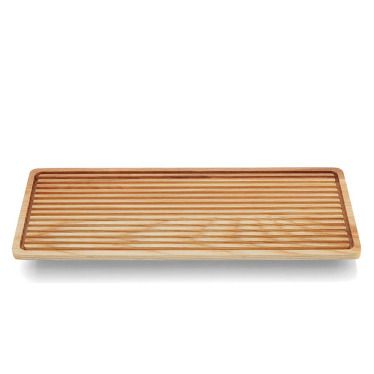 Holztablett mit Rillenmuster.