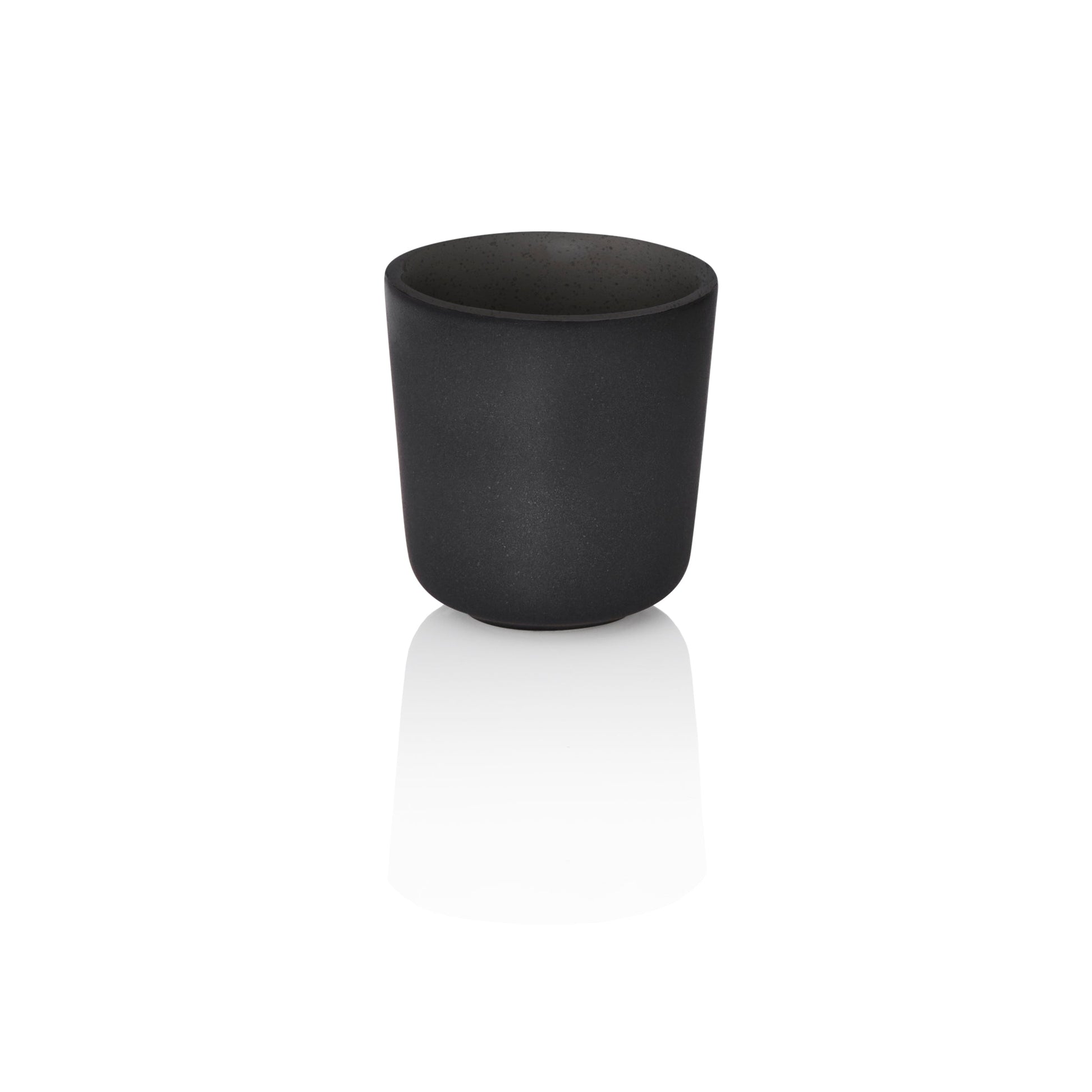 Schwarze Tasse auf weißem Hintergrund