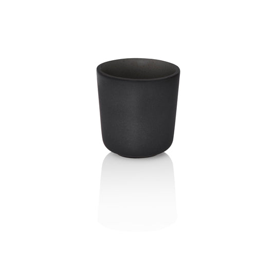 Schwarze Tasse auf weißem Hintergrund
