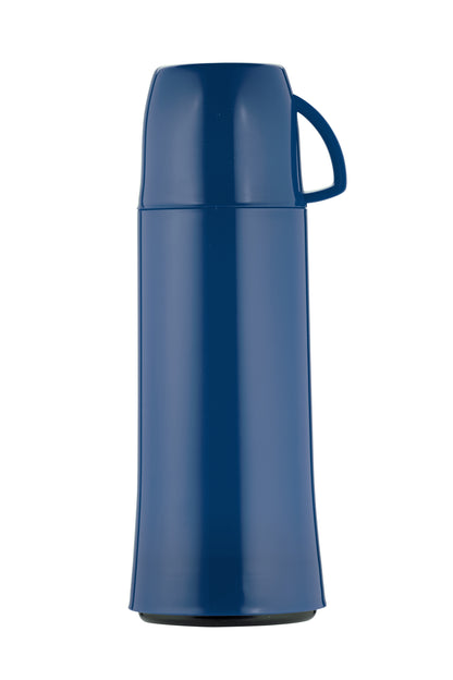 Blaue Thermoskanne vor weißem Hintergrund.