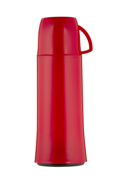 Rote Thermoskanne vor weißem Hintergrund.