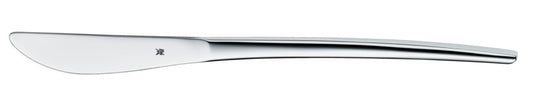 Silbernes Buttermesser auf Weiß.