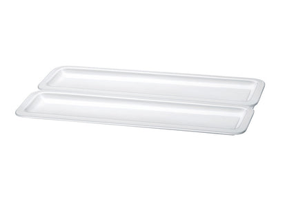 Zwei weiße Servierplatten.