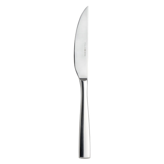 Silbernes Steakmesser auf weißem Hintergrund.