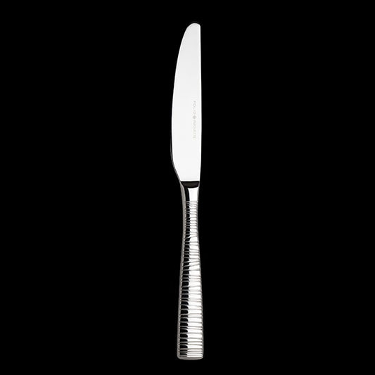 Silbernes Messer auf schwarzem Hintergrund.
