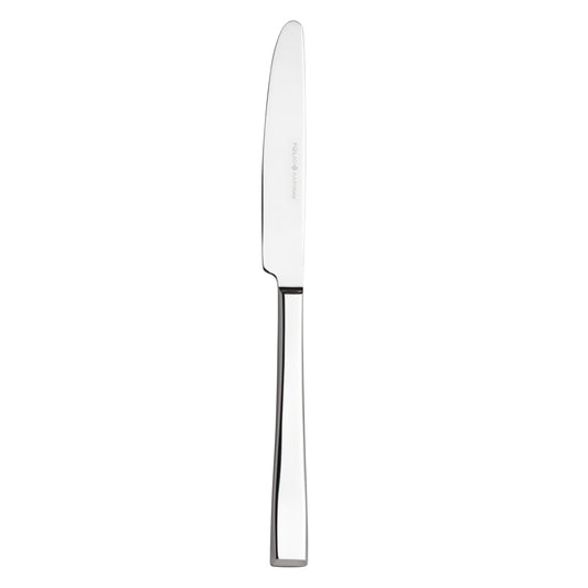 Silbernes Messer auf weißem Hintergrund.