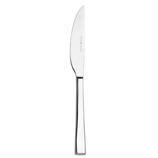 Silbernes Steakmesser auf weißem Hintergrund.