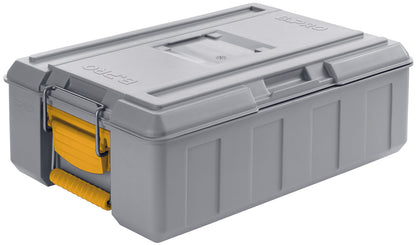 Graue Transportbox mit gelbem Griff.