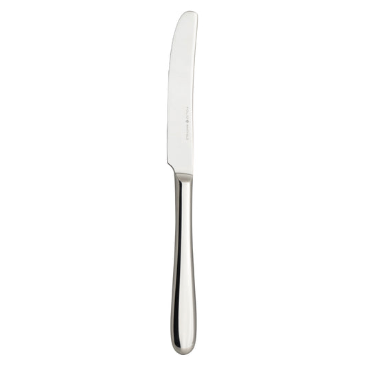 Silbernes Buttermesser auf weißem Hintergrund.