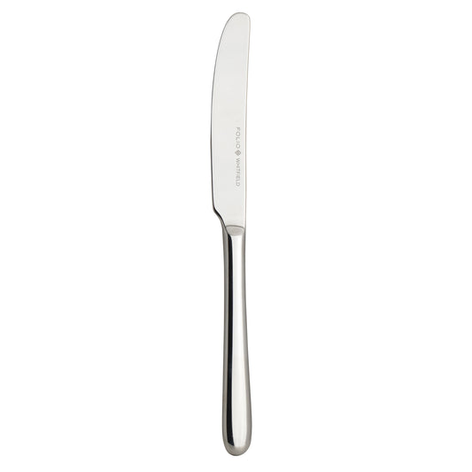 Silbernes Buttermesser auf weißem Hintergrund.