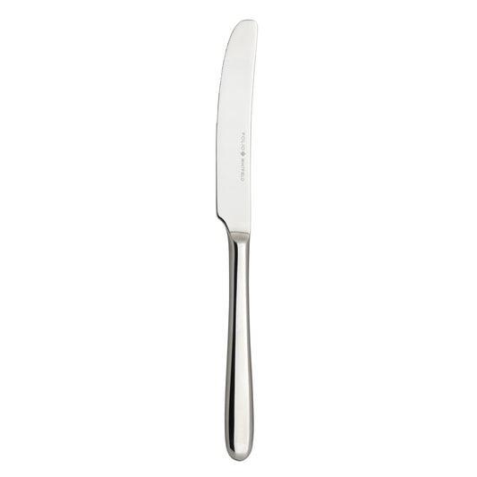 Silbernes Buttermesser auf Weiß.