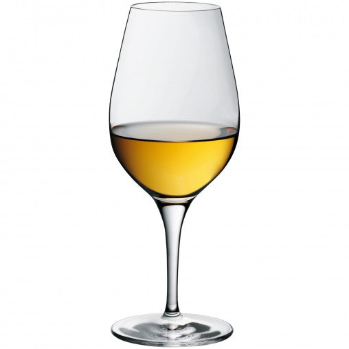 Weinglas mit goldenem Getränk.