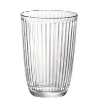 Geripptes Trinkglas aus Glas.