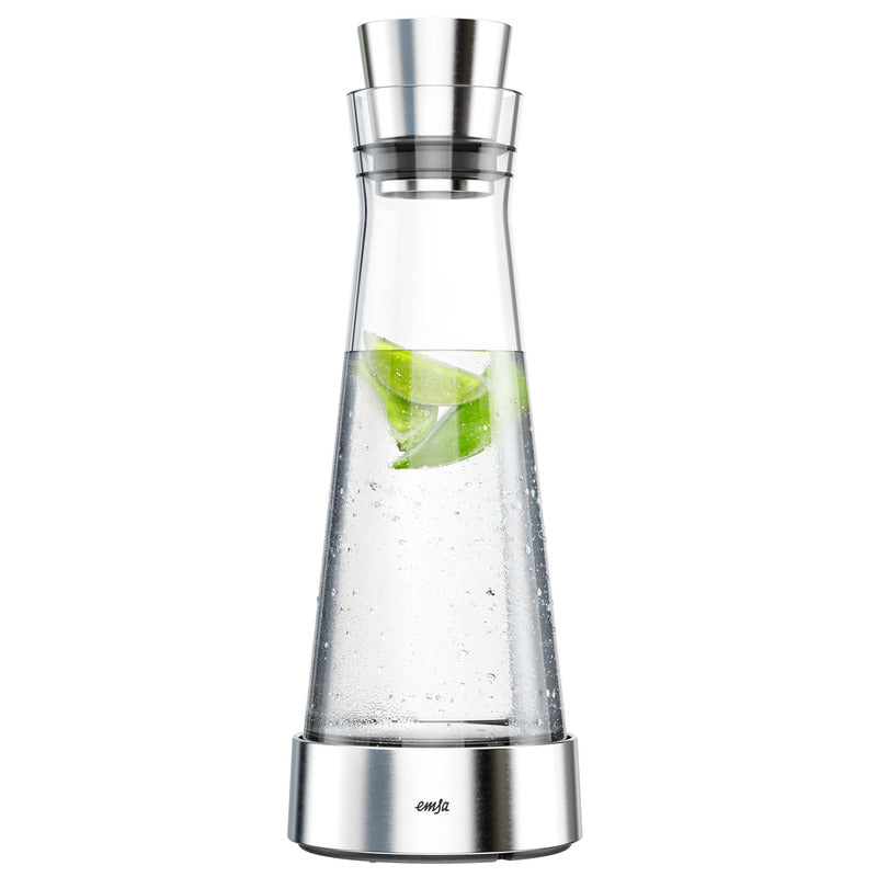 Karaffe mit Wasser und Limetten.