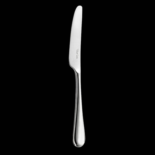 Silbernes Messer auf schwarzem Hintergrund.