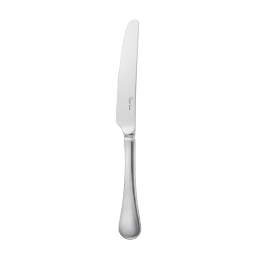 Silbernes Messer auf weißem Hintergrund.