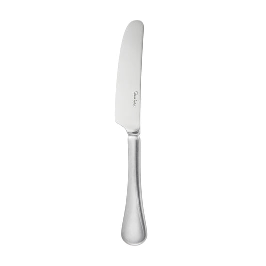 Silbernes Buttermesser auf weißem Hintergrund.