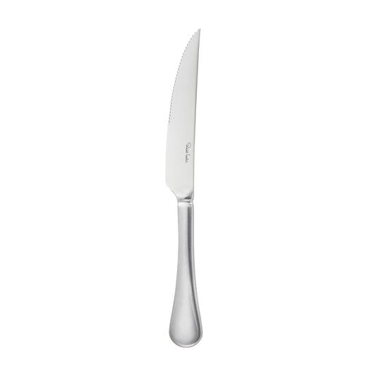Silbernes Steakmesser auf weißem Hintergrund.