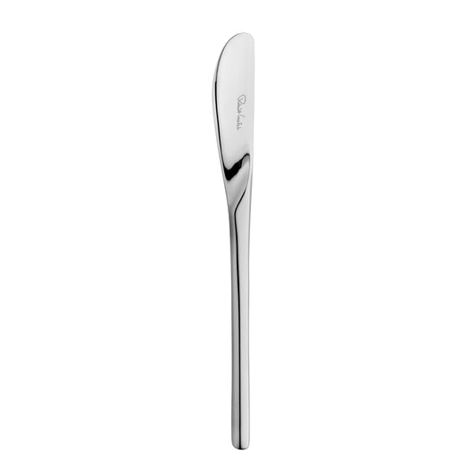 Silbernes Buttermesser auf weißem Hintergrund.