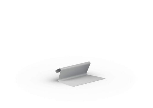Metallclip auf weißem Hintergrund