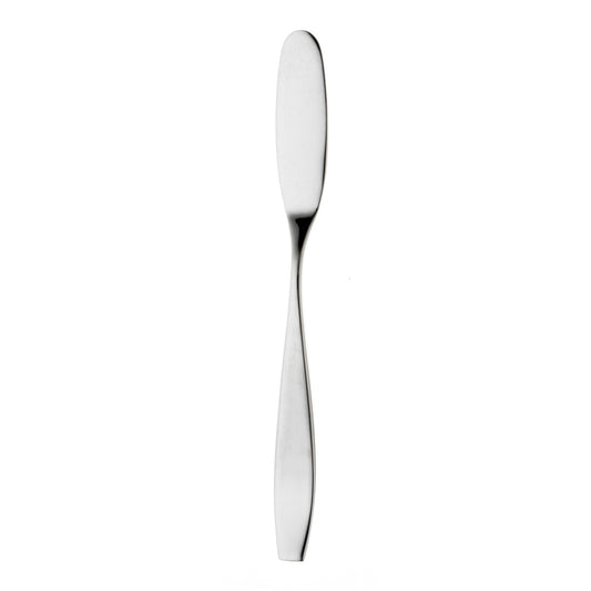 Silberner Buttermesser auf weißem Hintergrund.