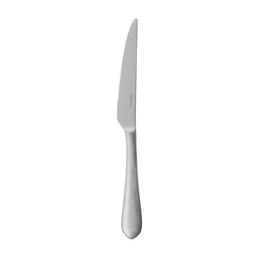 Silbernes Steakmesser auf weißem Hintergrund.