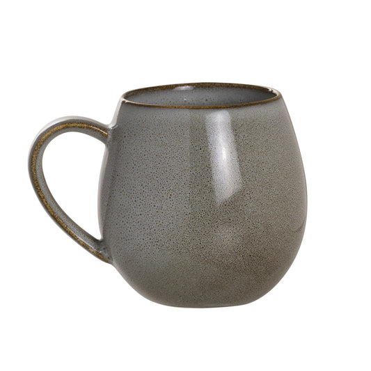 Graue Keramiktasse mit Henkel.