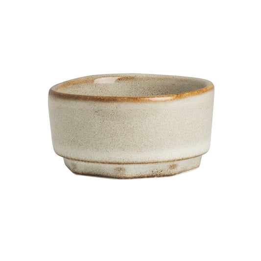 Kleine, beige Keramikschale, leer.