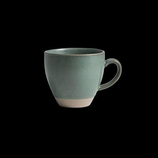 Grüne Tasse auf schwarzem Hintergrund.