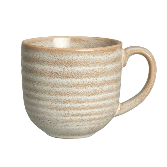 Keramiktasse mit Streifenmuster.