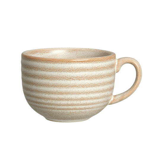 Beige Tasse mit Streifenmuster.