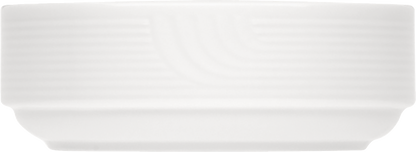 Weiße Schüssel mit Rillenmuster.