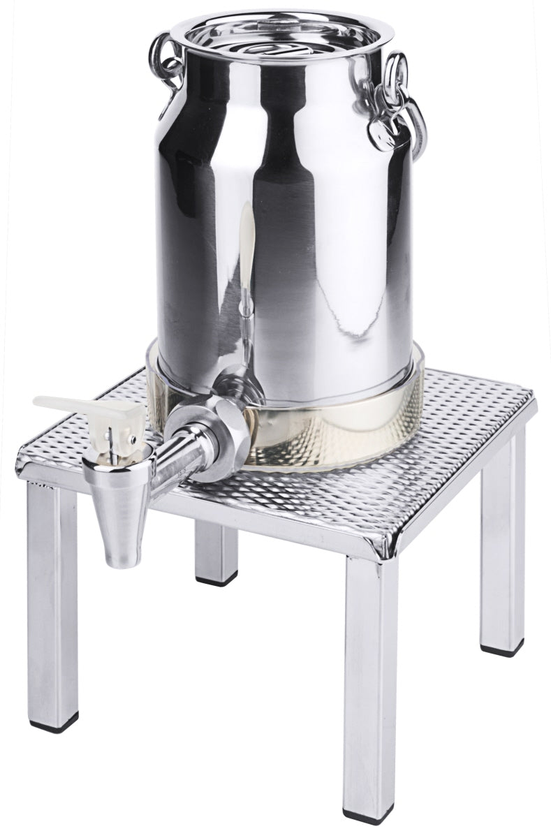 Silberne Kaffeemaschine auf Metalltisch