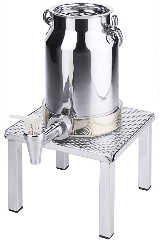 Silberne Kaffeemaschine auf Metalltisch