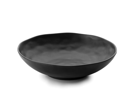 Schwarze, runde Servierschale aus Keramik.