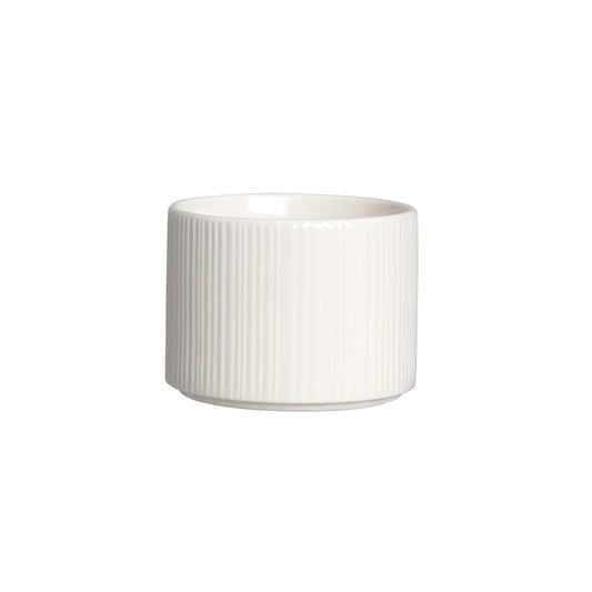 Weißer, gerippter Porzellanbecher.