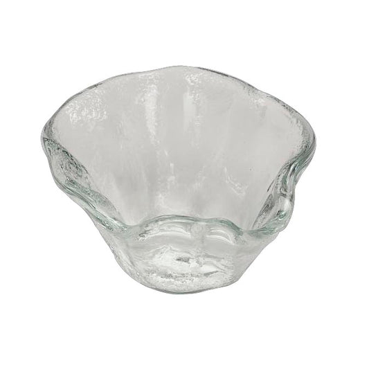 Transparente Glasschale mit unregelmäßiger Form.