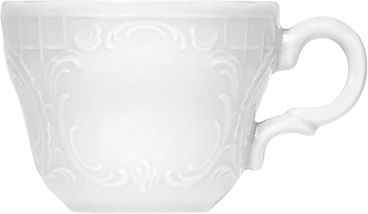 Weiße Tasse mit Verzierungen.