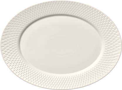 Weiße flache Porzellanschale seitlich.