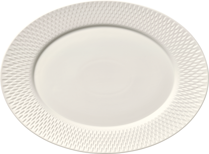 Weiße, flache Porzellanschale, seitlich.