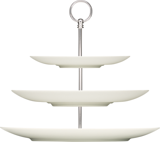 Dreistöckige Etagere mit Tellern.